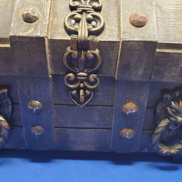 Vintage Medieval Revival Treasure Chest. Decanters & Shot Glasses. Man Cave Bar. - Picture 4 of 7